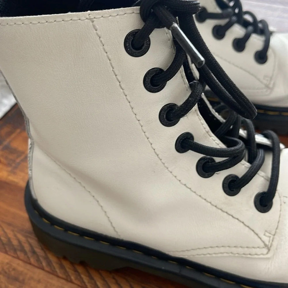 Dr. Martens Women's Luana AW004 Lace Up Boots Off White size 6 - Picture 4 of 17